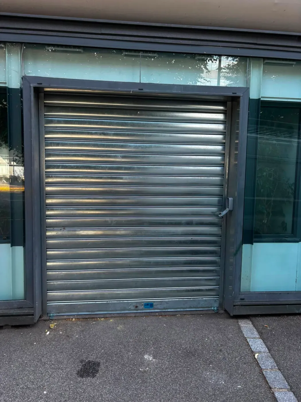 Installation et pose de rideau métallique à Paris 7