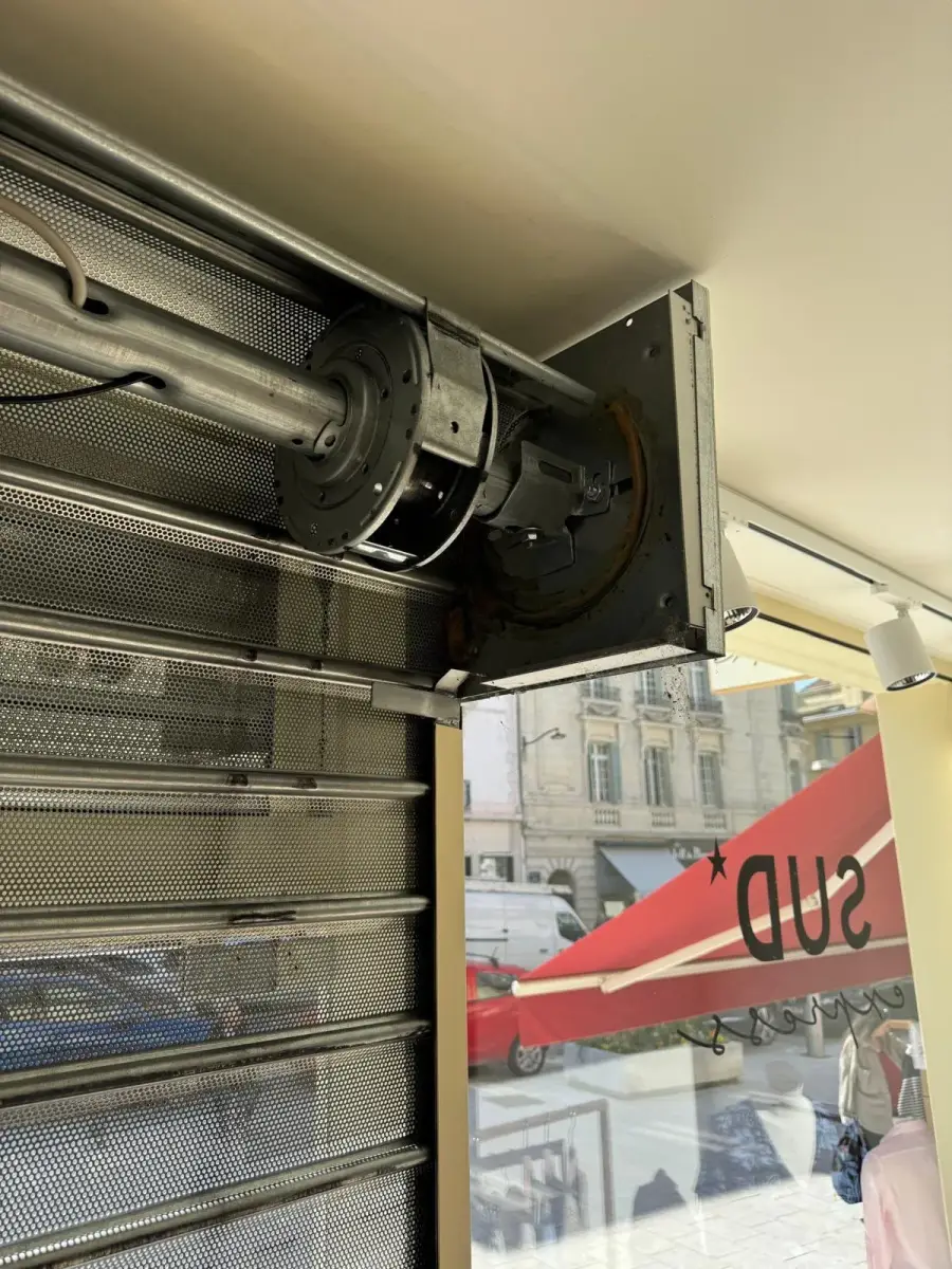 Motorisation de rideau métallique à Paris 7